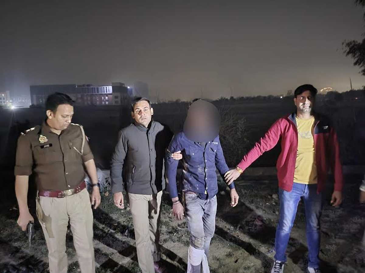 बाइक लूटकर भाग रहे बदमाश को पुलिस ने मुठभेड़ में दबोचा